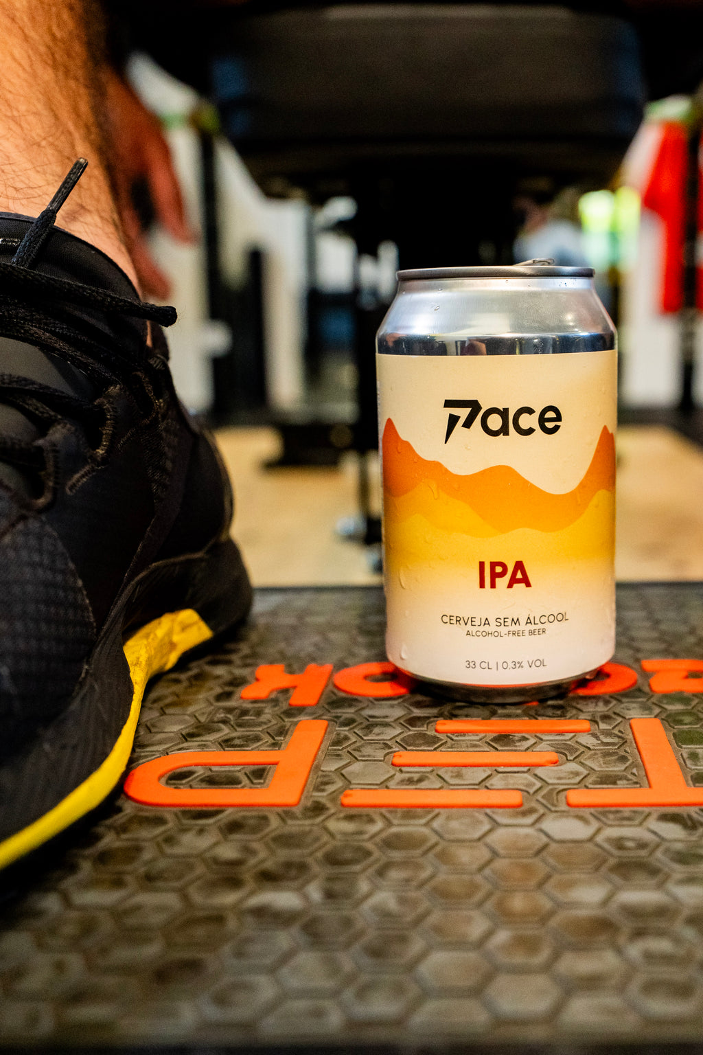 Lata de Pace IPA em cima de um step de ginásio – cerveja artesanal sem álcool com eletrólitos, ideal para recuperação pós-treino e estilo de vida ativo