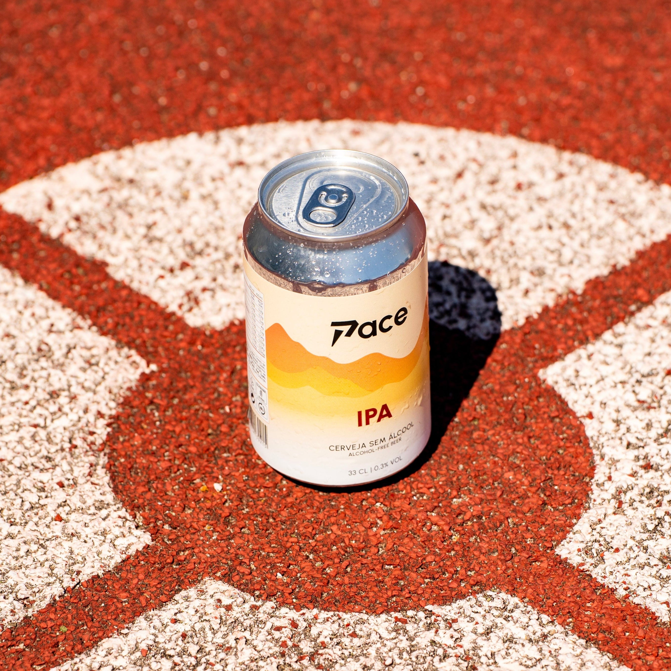 Lata de Pace IPA numa pista de atletismo – cerveja sem álcool com eletrólitos, ideal para desportistas, corredores e recuperação após o exercício